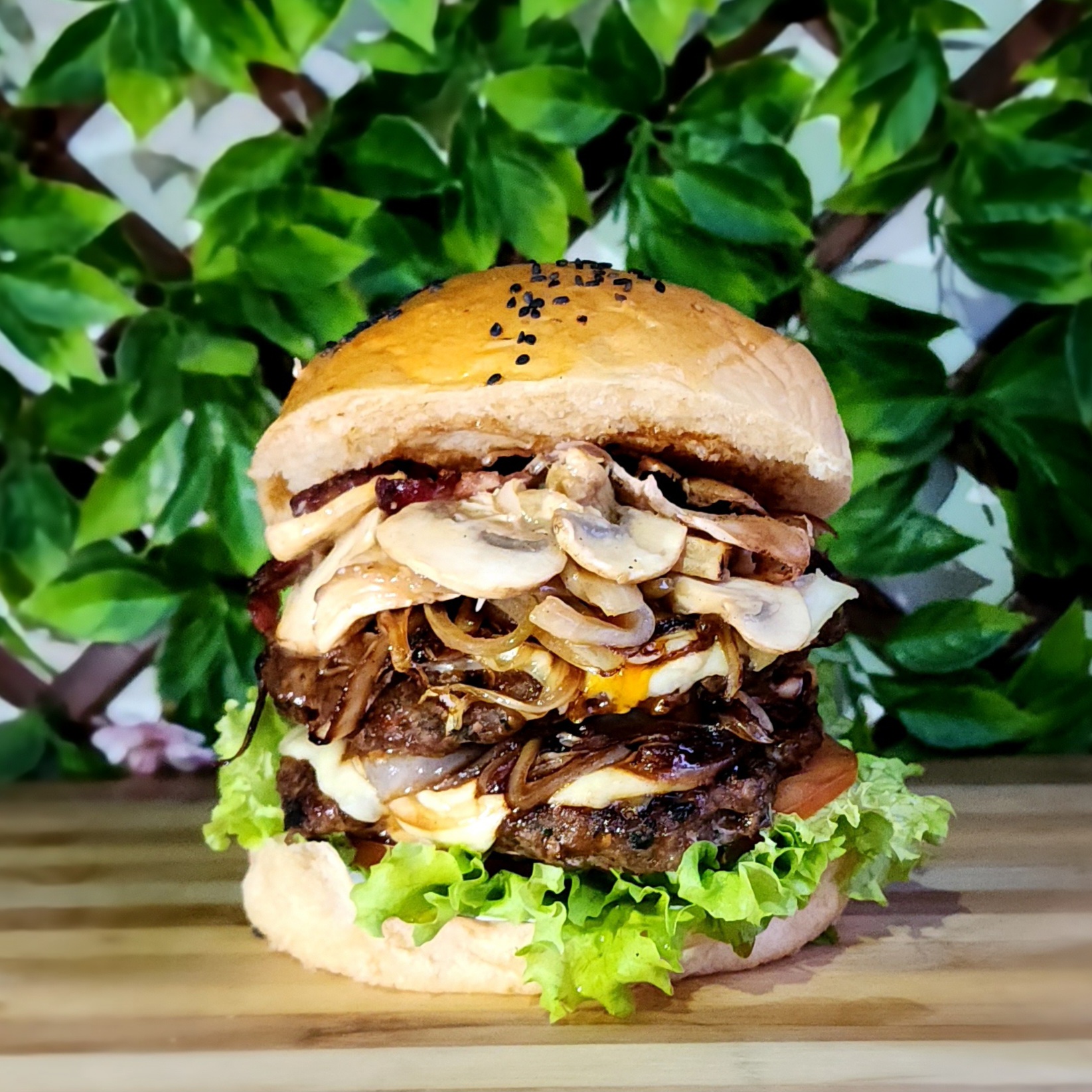 Hamburguesa Chibchacum de Las Puertas Chía: doble carne, champiñones salteados y cebolla caramelizada al barril
