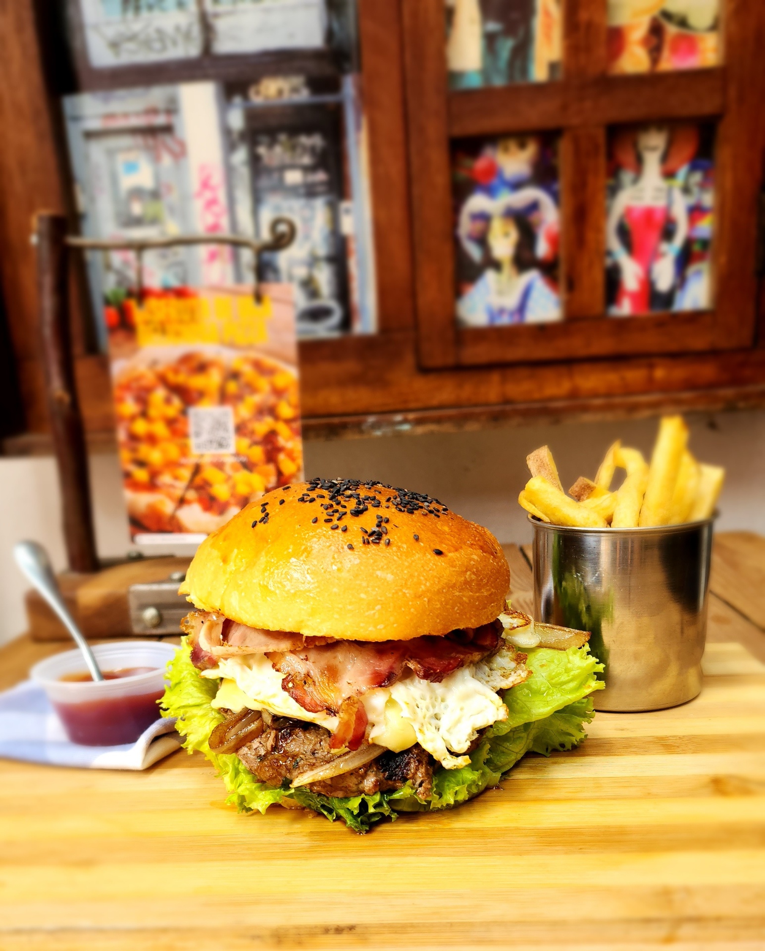 Hamburguesa Chaquén de Las Puertas Chía con huevo, tocineta crujiente, queso derretido y papas fritas