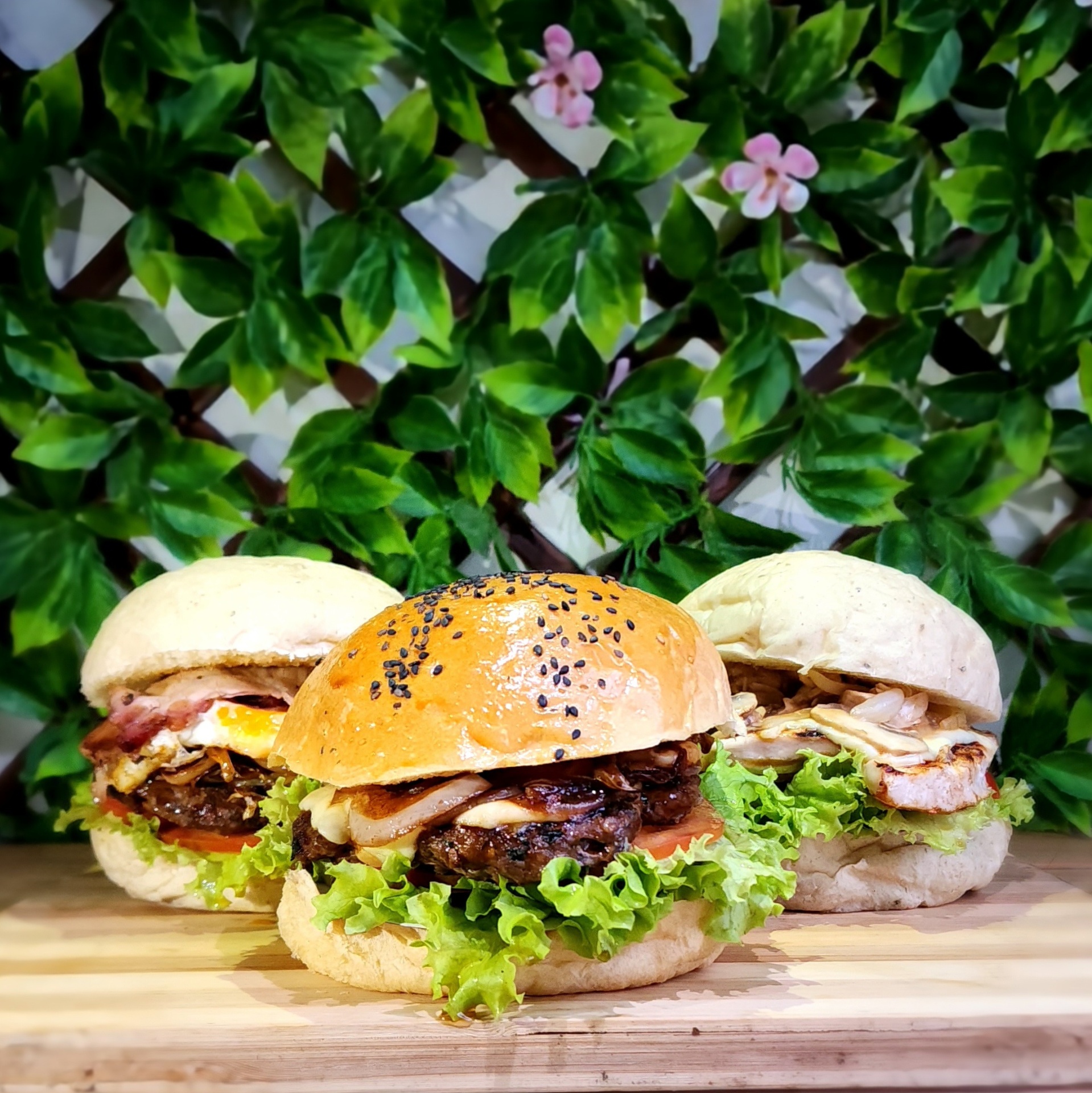 Tríptico de hamburguesas artesanales al barril en Las Puertas Chía — cocina fusión con fuego y leña