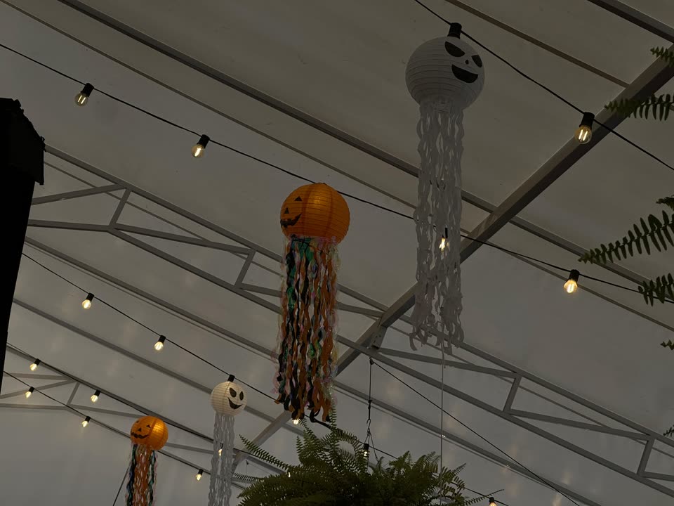 Terraza de Las Puertas en Chía decorada con lámparas de calabaza y fantasmas para Halloween al Barril